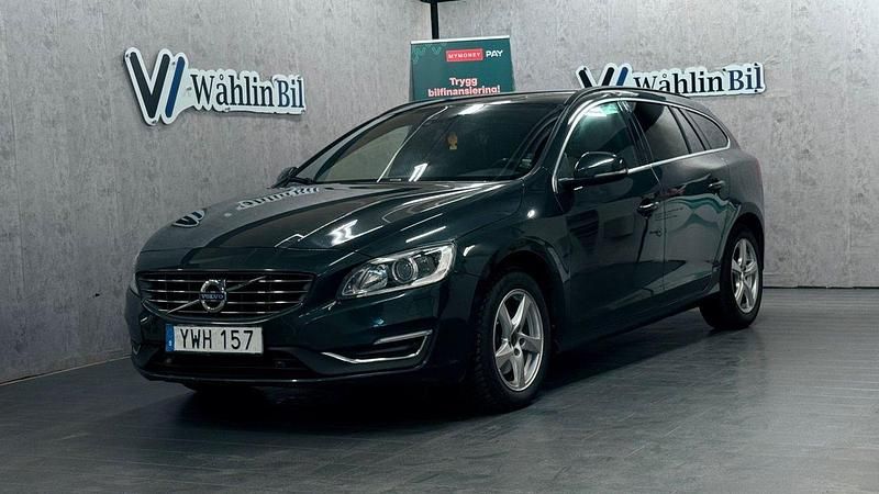 Grå Begagnad 2018 Volvo V60 Kombi | 209 900 kr (Marknadspris) - Bild 1/4