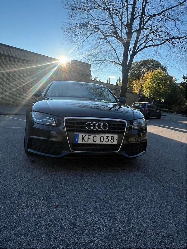 Grå Begagnad 2010 Audi A4 Sedan | 64 500 kr (Marknadspris) - Bild 1/4