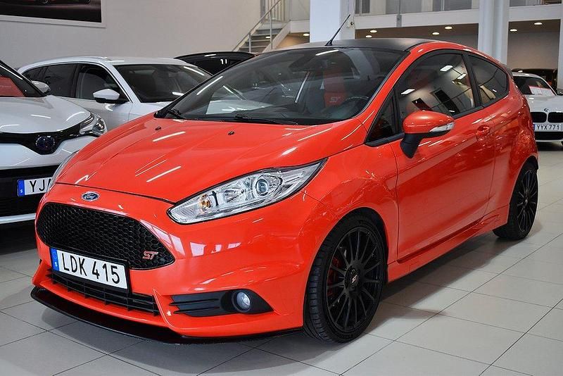Orange (molten orange) Begagnad 2015 Ford Fiesta ST Halvkombi | 129 000 kr (Marknadspris) - Bild 1/4