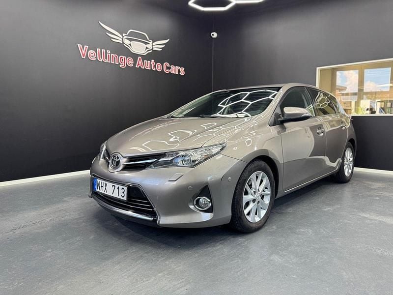 Brun Begagnad 2013 Toyota Auris Executive Halvkombi | 114 900 kr (Lite dyr) - Bild 1/4