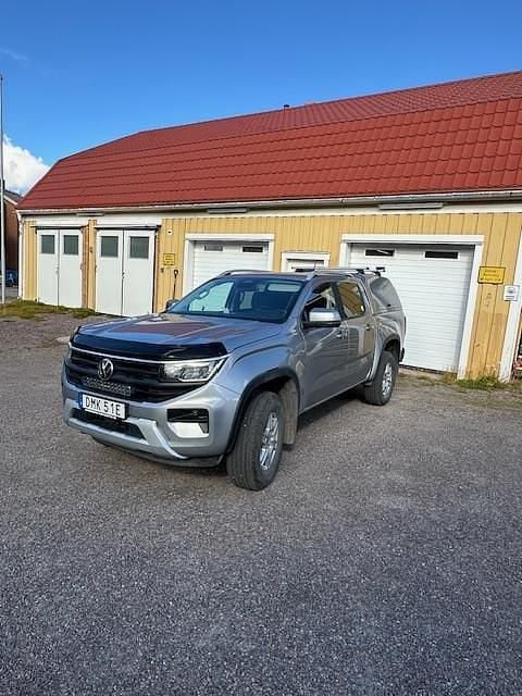 Silver Begagnad 2024 VW Amarok Life Pickup | 556 000 kr (Marknadspris) - Bild 1/3