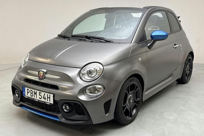 Grå Begagnad 2022 Abarth 595 Halvkombi | 220 000 kr - Bild 1/4