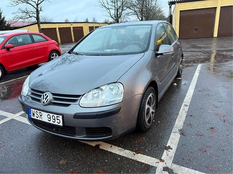 Grå Begagnad 2005 VW Golf IV Trendline Halvkombi | 14 500 kr (Bra pris) - Bild 1/4