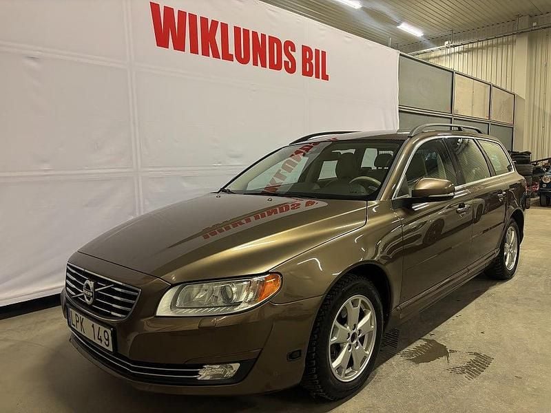 Brun Begagnad 2013 Volvo V70 Momentum Kombi | 99 900 kr (Marknadspris) - Bild 1/4