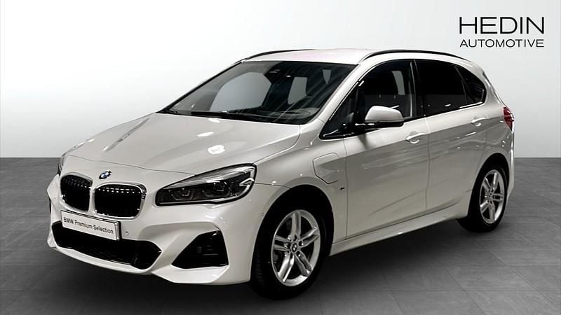 Vit Begagnad 2019 BMW 225 Active Tourer M Sport Minibuss | 249 700 kr (Bra pris) - Bild 1/4