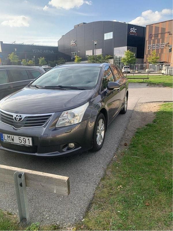 Grå Begagnad 2009 Toyota Avensis Executive Kombi | 69 999 kr (Marknadspris) - Bild 1/4