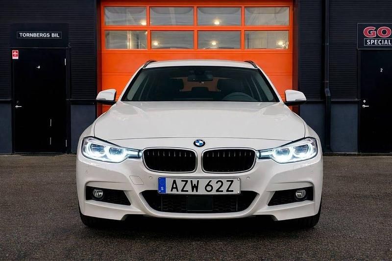 Vit Begagnad 2019 BMW 320 M Sport Kombi | 279 900 kr (Marknadspris) - Bild 1/4