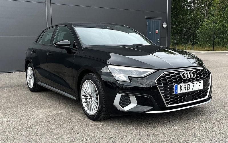 Svart Begagnad 2021 Audi A3 Sportback Comfort Halvkombi | 248 000 kr (Marknadspris) - Bild 1/4
