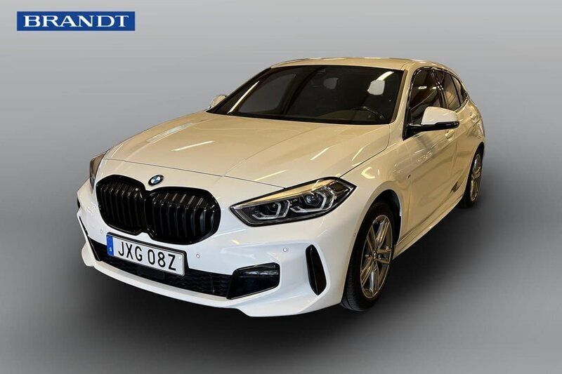 Vit Begagnad 2022 BMW 118 M Sport Halvkombi | 259 900 kr (Lite dyr) - Bild 1/4