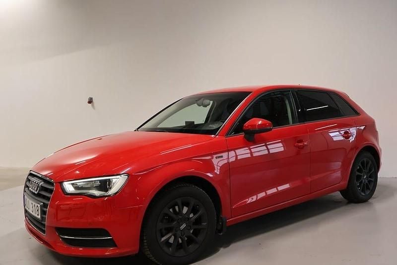 Begagnad Audi A3 Attraction 150 HK (110 kW) 2014 Röd