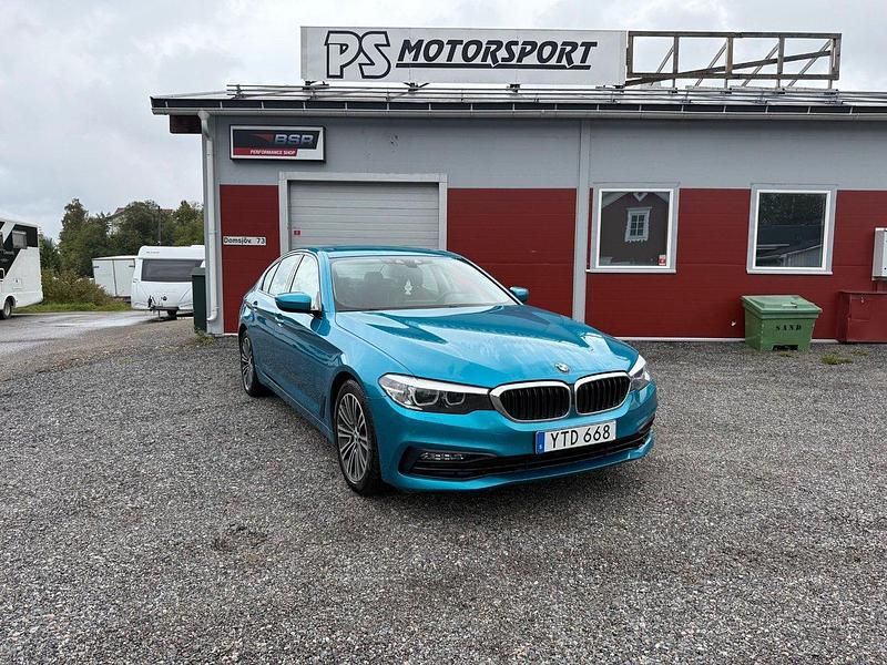 Ljusblå Begagnad 2017 BMW 540 Sport Line Sedan | 289 900 kr - Bild 1/4