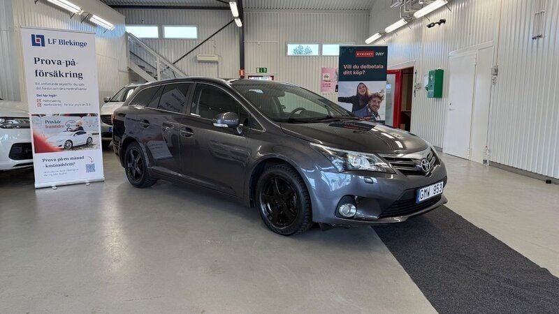 Mörkgrå (grå) Begagnad 2012 Toyota Avensis Kombi | 94 900 kr (Marknadspris) - Bild 1/4