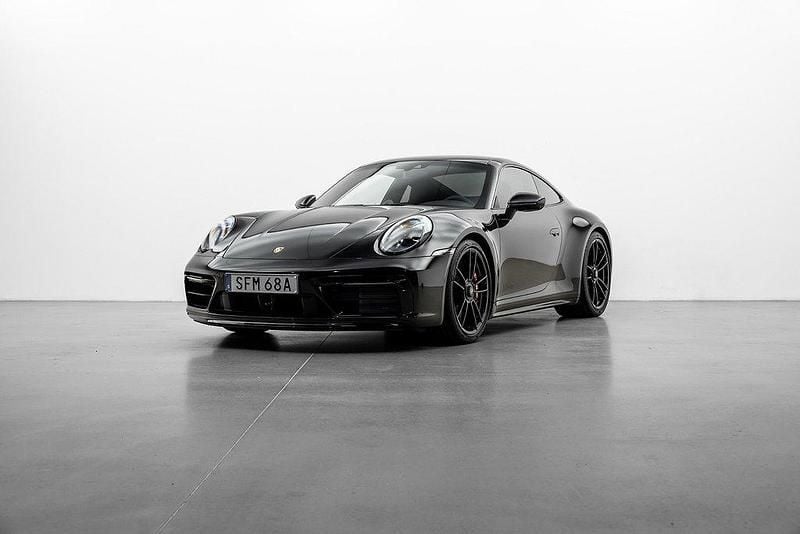 Svart (jet black metallic) Begagnad 2024 Porsche 911 Carrera GTS Sportkupé | 1 699 000 kr (Bra pris) - Bild 1/4