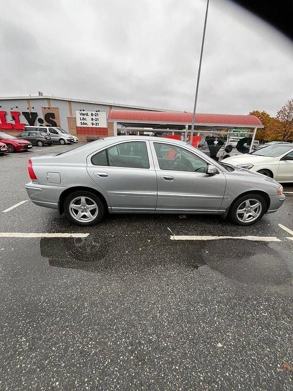 Silver Begagnad 2009 Volvo S60 Standard Sedan | 70 000 kr (Lite dyr) - Bild 1/4