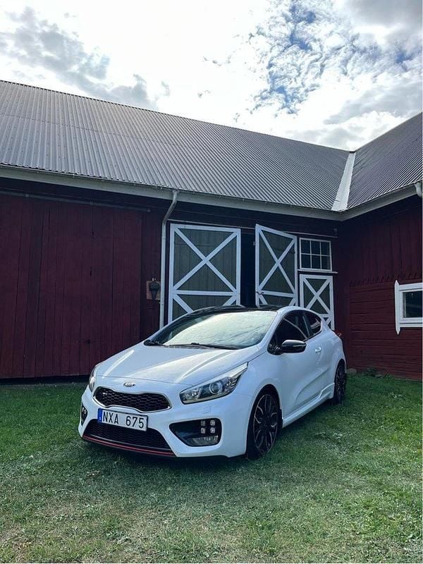 Vit Begagnad 2014 Kia Ceed GT First Edition Halvkombi | 115 000 kr (Marknadspris) - Bild 1/4