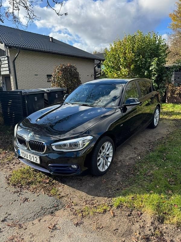 Begagnad BMW 118 136 HK (100 kW) 2016 Svart Halvkombi