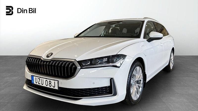 Vit (purity white) Ny 2025 Skoda Superb Selection Kombi | 474 900 kr (Marknadspris) - Bild 1/4