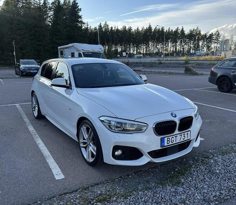 Vit Begagnad 2016 BMW 118 M Sport Halvkombi | 149 000 kr (Marknadspris) - Bild 1/4