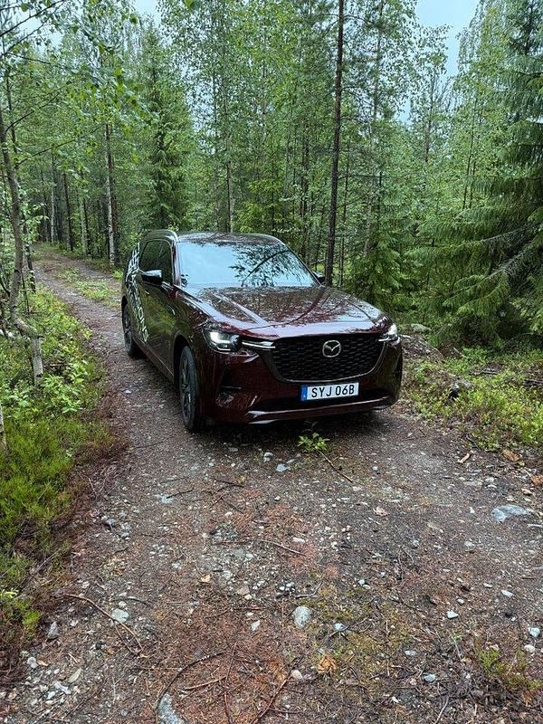 Röd Begagnad 2024 Mazda CX-80 Homura-Line SUV | 698 850 kr (Dyr) - Bild 1/4