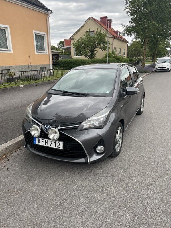 Grå Begagnad 2016 Toyota Yaris Hybrid Active Halvkombi | 99 000 kr (Marknadspris) - Bild 1/4
