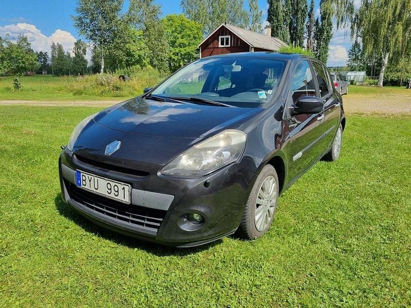 Svart Begagnad 2011 Renault Clio R.S. Halvkombi | 24 000 kr (Bra pris) - Bild 1/4