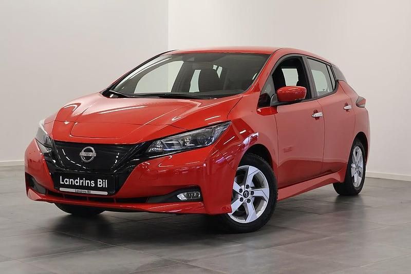 Röd Begagnad 2023 Nissan Leaf Acenta Halvkombi | 189 900 kr (Marknadspris) - Bild 1/4