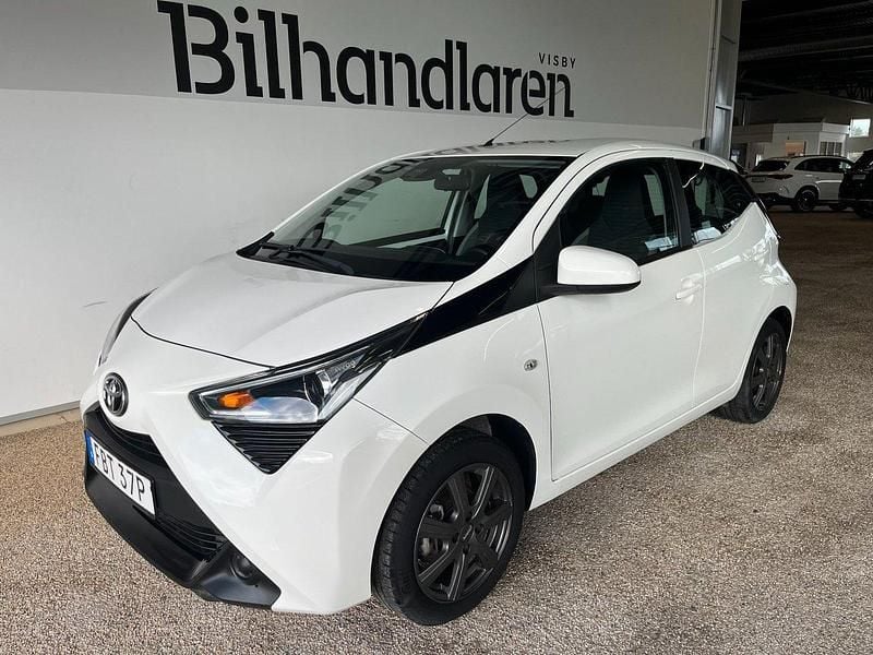 Vit Begagnad 2019 Toyota Aygo X-play Halvkombi | 109 900 kr (Marknadspris) - Bild 1/4