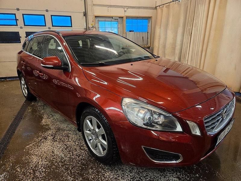 Röd Begagnad 2012 Volvo V60 Momentum Kombi | 79 900 kr (Marknadspris) - Bild 1/4