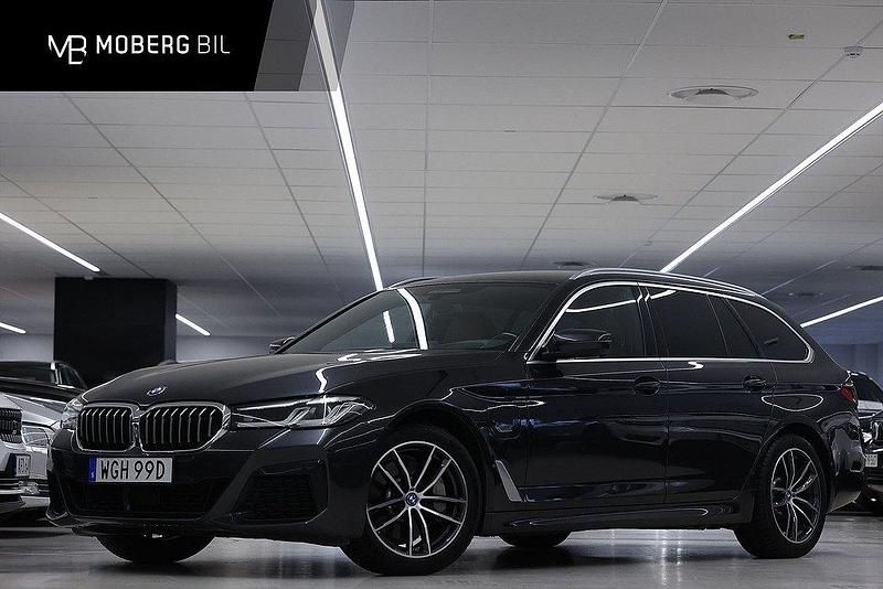 Grå Begagnad 2022 BMW 530e M Sport Kombi | 339 900 kr (Lite dyr) - Bild 1/3