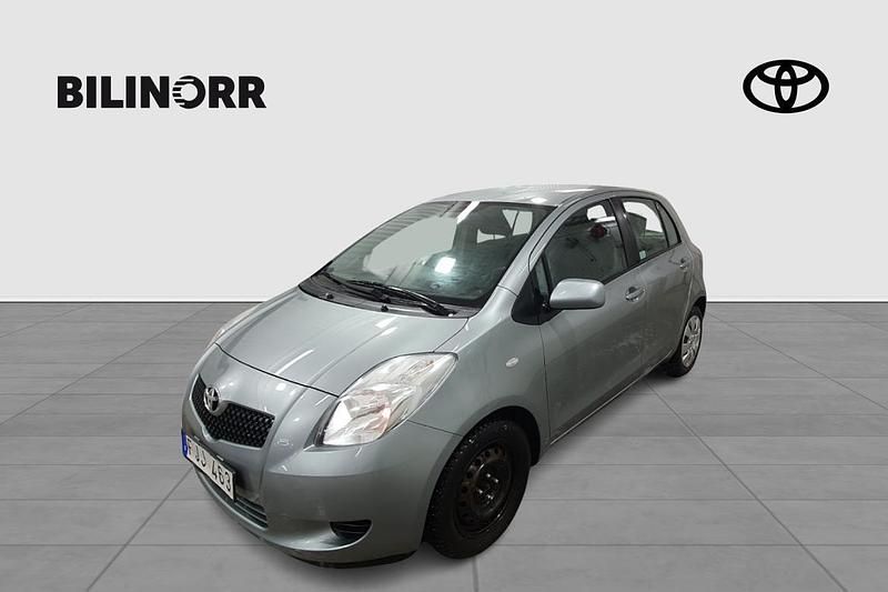Grå Begagnad 2006 Toyota Yaris Halvkombi | 59 900 kr (Lite dyr) - Bild 1/4