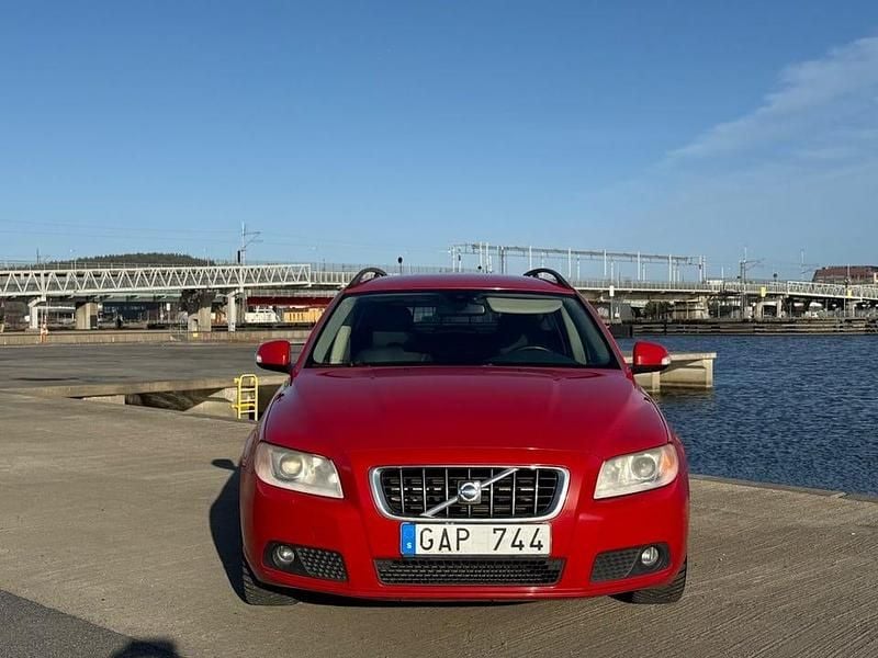 Begagnad Volvo V70 Momentum 185 HK (136 kW) 2008 Röd Kombi