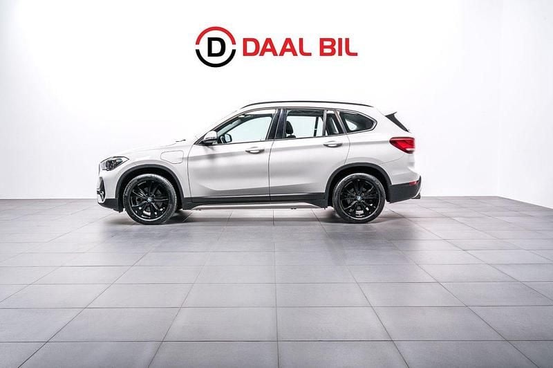 Vit Begagnad 2020 BMW X1 Sport Line SUV | 299 700 kr (Marknadspris) - Bild 1/4