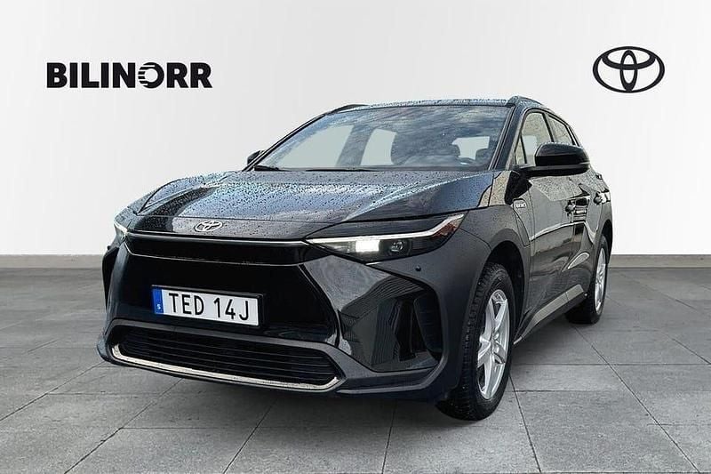 Svart Begagnad 2023 Toyota bZ4X SUV | 369 900 kr (Bra pris) - Bild 1/4