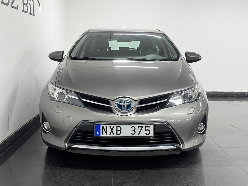 Begagnad Toyota Auris Hybrid Active 136 HK (100 kW) 2013 Brun Halvkombi