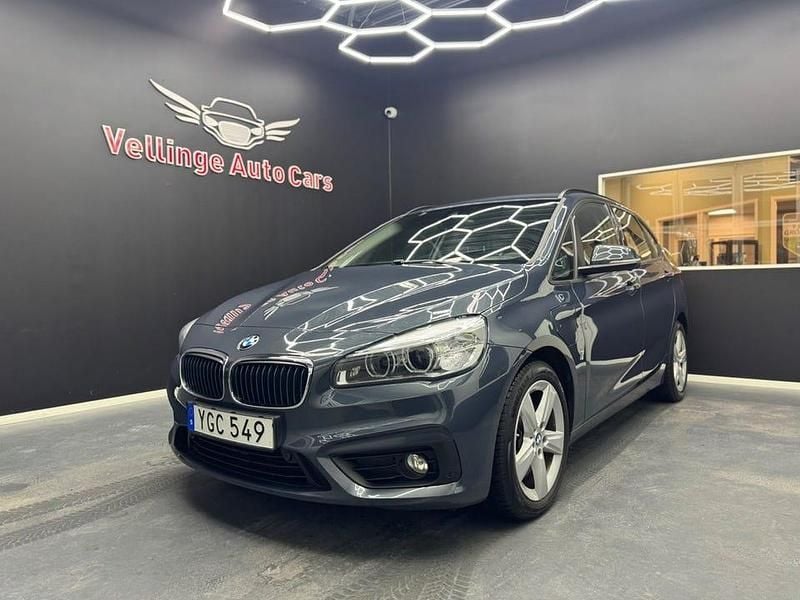 Grå Begagnad 2017 BMW 225 Active Tourer Advantage Minibuss | 149 900 kr - Bild 1/4