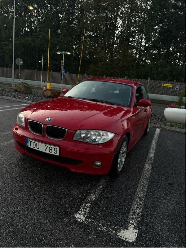 Röd Begagnad 2007 BMW 116 Advantage Halvkombi | 36 000 kr (Marknadspris) - Bild 1/4
