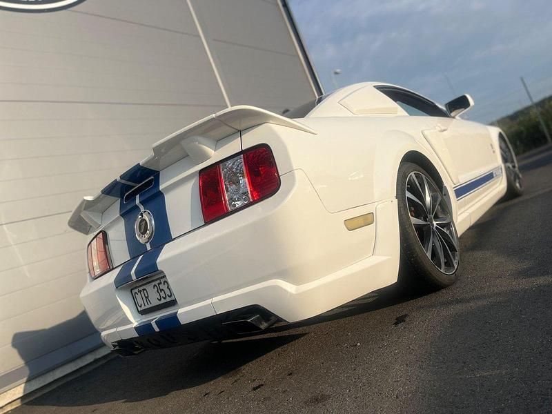 Vit Begagnad 2005 Ford Mustang GT Sportkupé | 219 000 kr (Dyr) - Bild 1/4