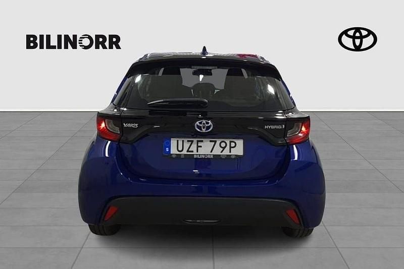 Begagnad Toyota Yaris Hybrid Active 117 HK (86 kW) 2022 Mörkblå (blå) Halvkombi