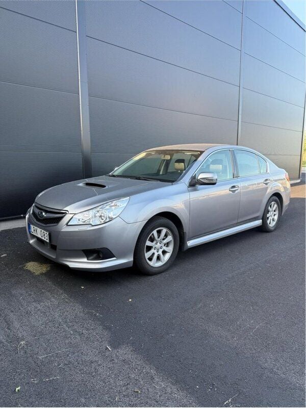 Silver Begagnad 2011 Subaru Legacy Sedan | 34 900 kr (Marknadspris) - Bild 1/4