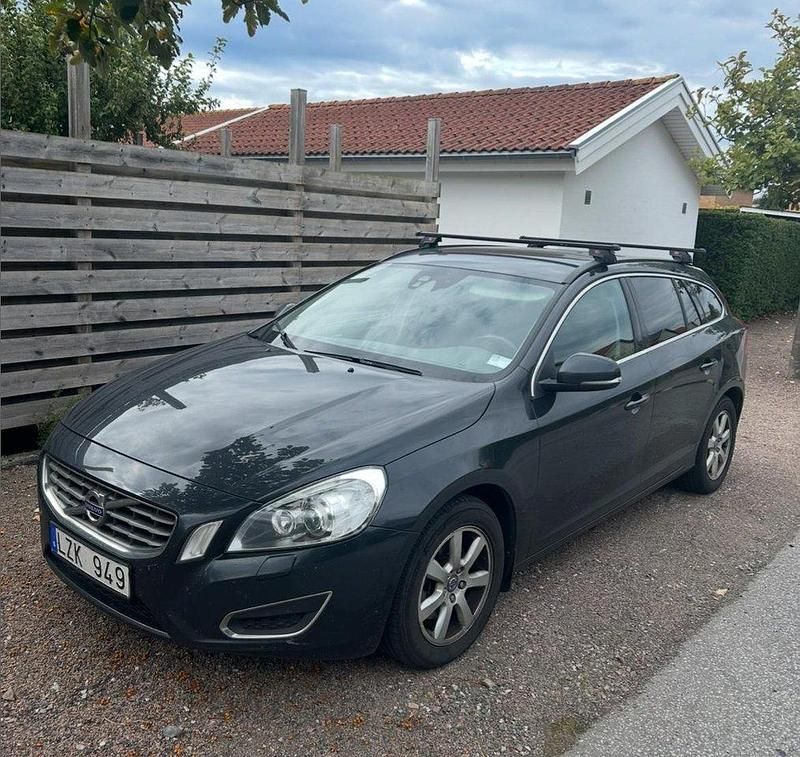 Grå Begagnad 2012 Volvo V60 Kombi | 79 000 kr (Dyr) - Bild 1/4