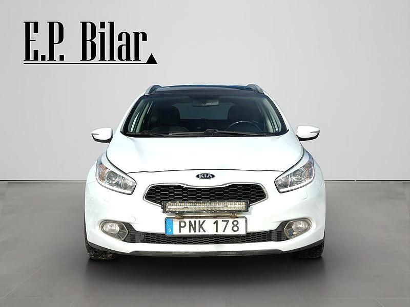Begagnad Kia Ceed 135 HK (99 kW) 2014 Vit Halvkombi