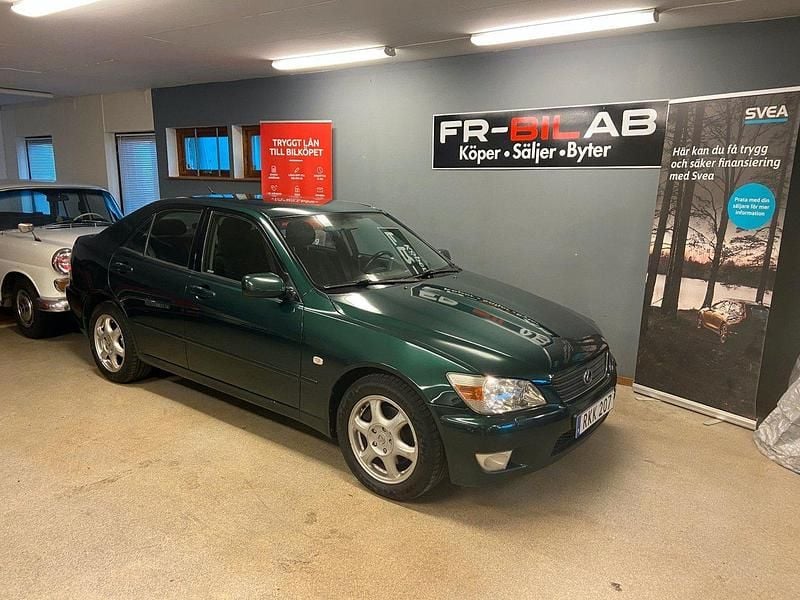 Grön Begagnad 2000 Lexus IS200 Sedan | 49 900 kr - Bild 1/4