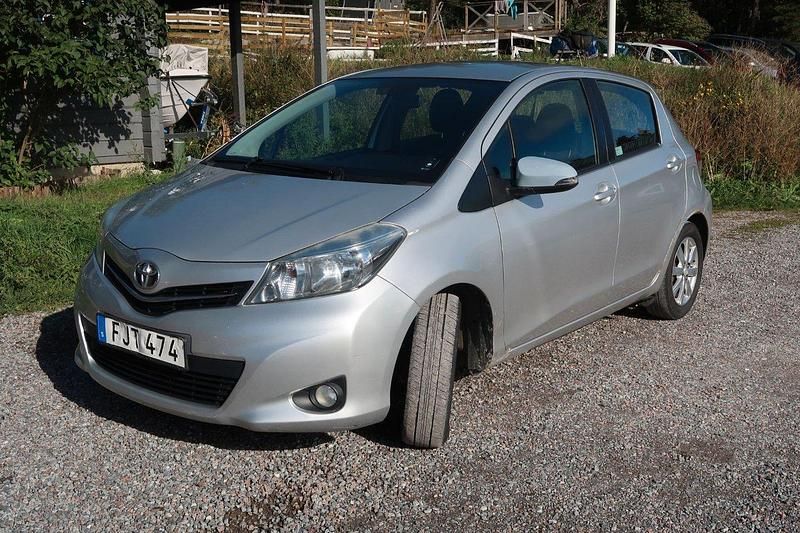 Silver Begagnad 2011 Toyota Yaris Active Halvkombi | 39 500 kr (Marknadspris) - Bild 1/4