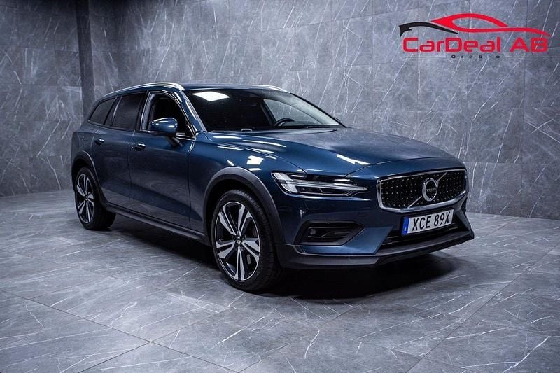 Mörkblå Begagnad 2022 Volvo V60 CC Momentum Kombi | 258 800 kr (Bra pris) - Bild 1/4
