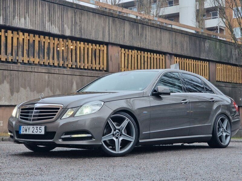 Mörkgrå (grå) Begagnad 2011 Mercedes E350 Sedan | 134 800 kr (Lite dyr) - Bild 1/4