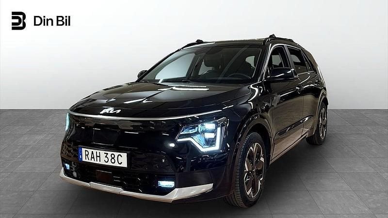 Aurora black pearl Begagnad 2023 Kia e-Niro Advance SUV | 299 900 kr (Marknadspris) - Bild 1/4