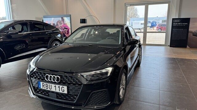 Mytsvart metallic Ny 2025 Audi A1 Sportback Proline Halvkombi | 256 800 kr (Marknadspris) - Bild 1/4