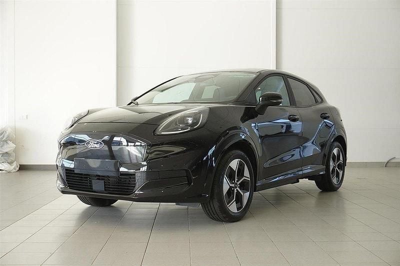 Svart (agate black metallic) Ny 2025 Ford Puma Gen-E Premium SUV | 417 000 kr - Bild 1/4