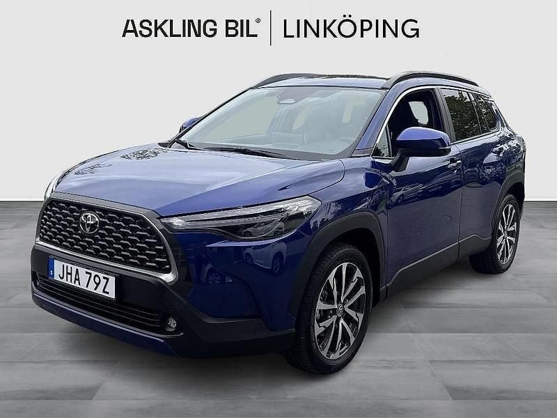 Mörkblå Ny 2025 Toyota Corolla Cross Executive SUV | 419 000 kr (Marknadspris) - Bild 1/4