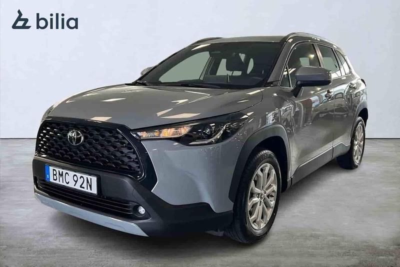 Grå Begagnad 2025 Toyota Corolla Cross SUV | 359 900 kr - Bild 1/1